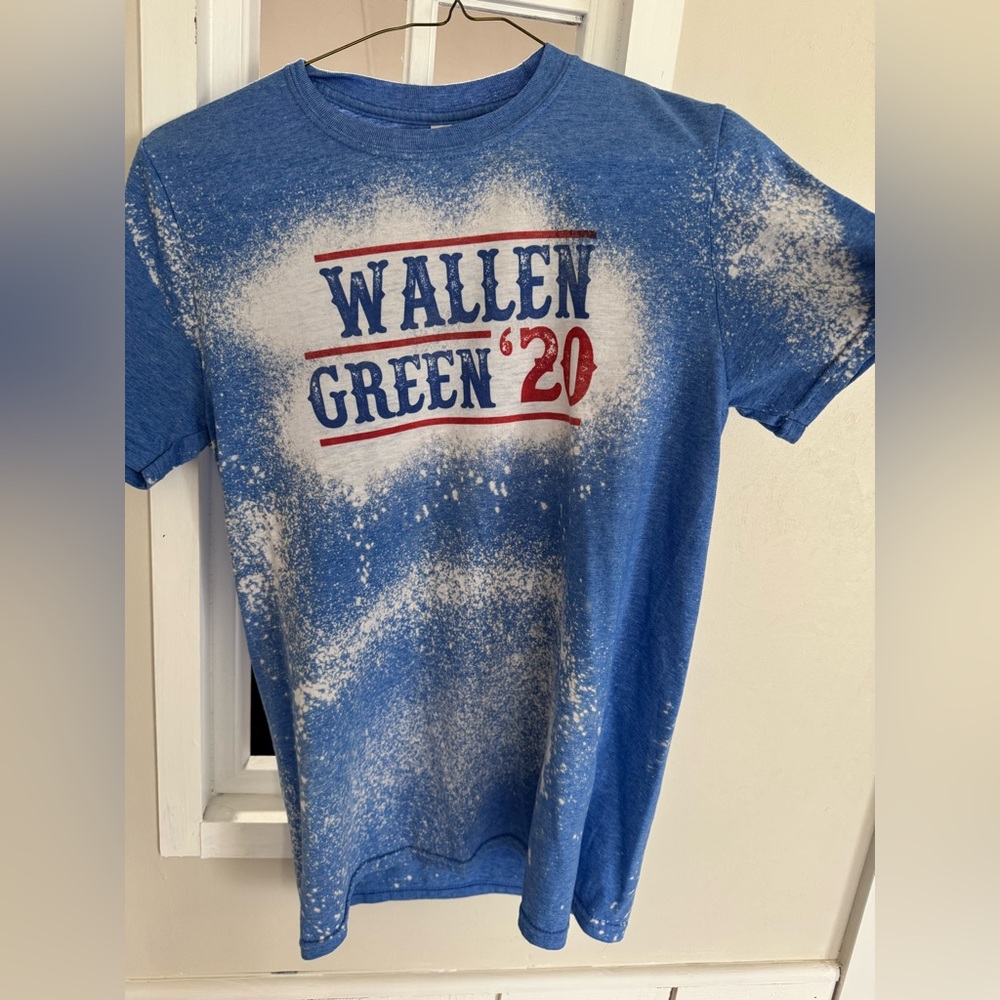 Bleached Wallen, Green shirt